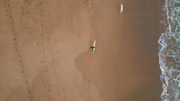 Zee Wassen Tropisch Strand Met Onbekende Wandelende Surfer Drone Uitzicht — Stockfoto