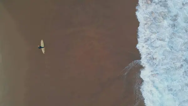 Surfer Holding Board Wandelen Strand Bovenaanzicht Schuimige Oceaan Golven Wassen — Stockfoto