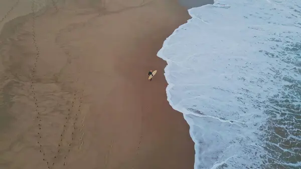 Drone Shot Onbekende Surfer Wandelen Zandstrand Wachtgolven Prachtig Uitzicht Zee — Stockfoto