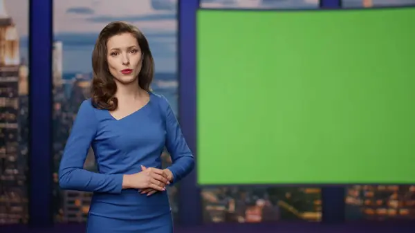 Elegancki Reporter Ostatniej Chwili Pokazujący Informacje Studiu Telewizyjnym Zielonym Ekranem — Zdjęcie stockowe