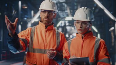 İki başarılı imalatçı modern üretim ile ilgili yenilik projesini tartışıyor. Deneyimli sakallı adam yönetmeni tabletli kadına fabrika işini açıklıyor. Profesyonel ortaklık kavramı