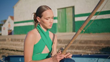 Yaz balıkçısı güneş ışığında oltayı kontrol ediyor. Hafta sonu kamp yapan güzel bir dinlenme teknesi. Bankada balık tutma hobisi olan şık bir manken. Sakin bir kadın güneşli bir günde dışarıda dinlenir.