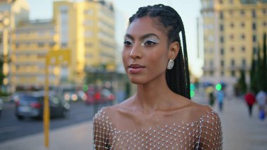 Hatun gün batımında şehirde dolanıyor. Dehşet saçan esmer, kalabalık bir akşam caddesinde tek başına gezmekten zevk alıyor. Kahverengi tenli kadın yol kenarına geliyor. Şehir yaşam tarzı