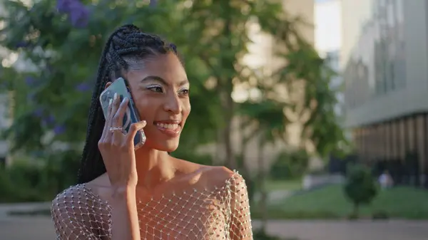 Neşeli Mutlu Bir Kadın Şehir Yürüyüşünde Akıllı Telefondan Konuşuyor Çekici — Stok fotoğraf