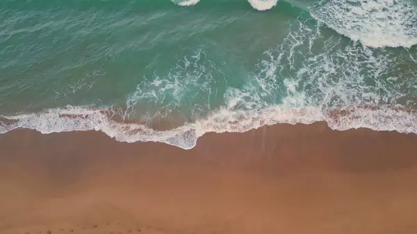 Zeewater Schuimt Aan Kust Bovenaanzicht Pittoreske Zonsondergang Hemel Boven Prachtige — Stockfoto