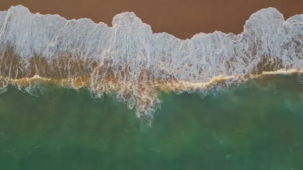 Witte Oceaan Schuim Rollende Zand Close Aerial Turquoise Water Wassen — Stockfoto