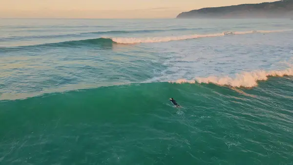 Luchtfoto Onbekende Surfboarder Genieten Van Oceaan Golven Liggend Surfplank Extremale — Stockfoto