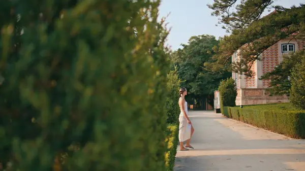 ามตรอกสวนในตอนเย นฤด อนคนเด สาวไร ความห วงใยในช ขาวสง างามเด นสวนสาธารณะส ยวท — ภาพถ่ายสต็อก