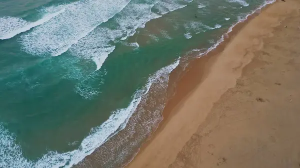 Zeewater Schuimend Zandige Zeezicht Idyllische Avond Zeegezicht Onder Bewolkte Hemel — Stockfoto