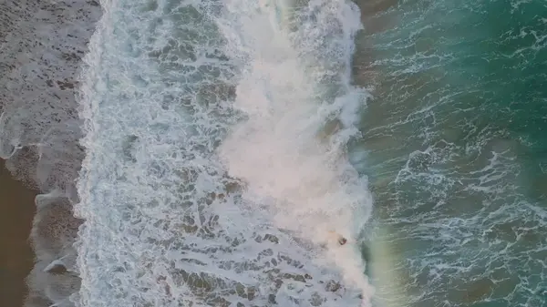 Luchtfoto Schuimend Zeewater Spetterend Glooiend Bovenste Schot Lonely Surfer Zwemmen — Stockfoto