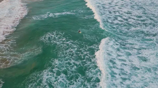 Diepblauwe Oceaan Schuimende Kust Rollend Het Strand Zomer Onherkenbare Surfer — Stockfoto