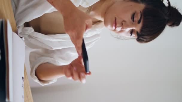 Stüdyonun Dikey Çekiminde Mobil Fotoğraf Çeken Bir Kadın Dövmeci Ahşap — Stok video