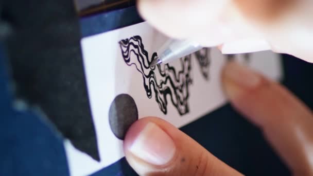 Tatuerare Händer Överföra Skiss Vid Bordet Närbild Oigenkännlig Konstnär Arbetar — Stockvideo