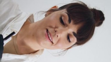 Müşterinin dikey portresiyle çalışan gülümseyen bir dövmeci. İçeride bilinmeyen müşteri kızıyla konuşan mutlu bir kadın. Arkadaş canlısı efendimiz stüdyoda toplanmaya hazırlanıyor. Yakın çekim. Dövme süreci kavramı