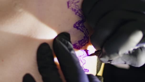 Mistr Ruce Kreslit Tetování Studiu Vertikální Detailní Umělec Používající Pero — Stock video