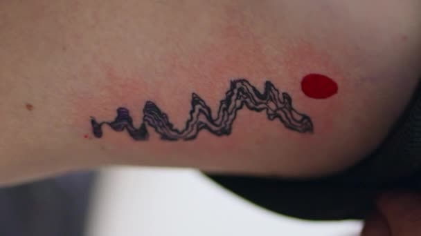 Naga Kobieta Ciesząca Się Tatuażem Domu Pionowe Zbliżenie Zadowolona Dziewczyna — Wideo stockowe