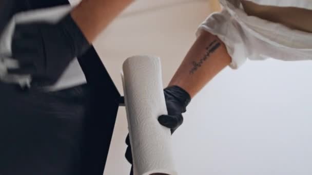 Руки Татуировщика Вытирают Рабочее Место Студийном Вертикальном Крупном Плане Серьёзная — стоковое видео