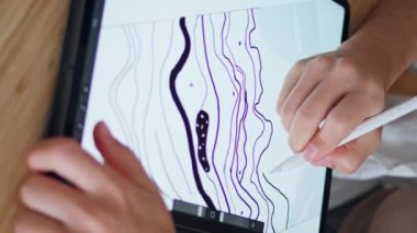 Ressam el, robot resmi dikey olarak hazırlıyor. Stylus 'u elinde tutan isimsiz bir kadın tek başına hobisinden zevk alıyor. Çağdaş illüstratör parmakları masadaki yakınlaştırılmış grafik tableti. Tasarımcı kız çizimi