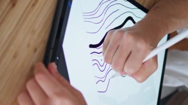 Ofiste kadın el çizimi tableti dikey olarak kapatılmış. Bilinmeyen tasarımcı, rahat bir dairede grafik tabaka kullanıyor. Yaratıcı sanatçı dijital cihazda resim çiziyor. Kadın parmakları yakınlaştırma sekmesi ekranı 