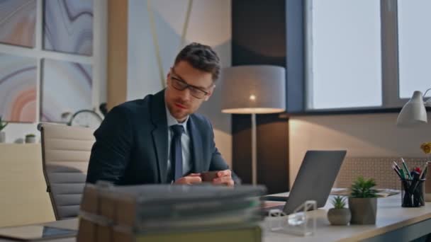 Konzentrierter Chef Der Laptop Arbeitsplatz Benachrichtigt Wird Geschäftsmann Beobachtet Tablet — Stockvideo
