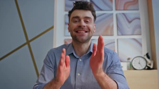 Συναρπαστικό Βίντεο Πούλμαν Στο Διαδίκτυο Κοντινό Επιχειρηματικό Συνεργάτη Χαμογελώντας Υπάλληλος — Αρχείο Βίντεο