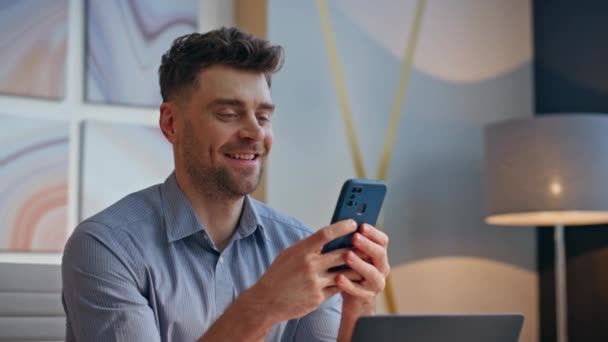 Щасливий Бізнесмен Обміну Повідомленнями Мобільний Телефон Насолоджуватися Перервою Сидячи Сучасний — стокове відео