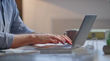 Yönetici dizüstü bilgisayarda klavye yazarken masasını kapatıyor. Modern ofiste bilgisayarla çalışan ciddi meşgul bir yönetici. Kaşlarını çatan şirket çalışanı ajans odasındaki internet sörfüne odaklandı 