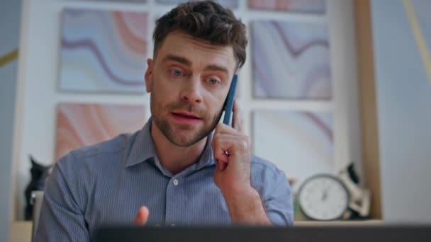 Νευρικός Διευθυντής Καλεί Κινητό Τηλέφωνο Gesturing Συναισθηματικά Στο Γραφείο Closeup — Αρχείο Βίντεο