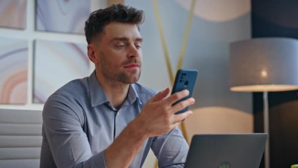 Relajado Hombre Desplazándose Alimentación Smartphone Disfrutando Descanso Gabinete Privado Primer — Vídeo de stock