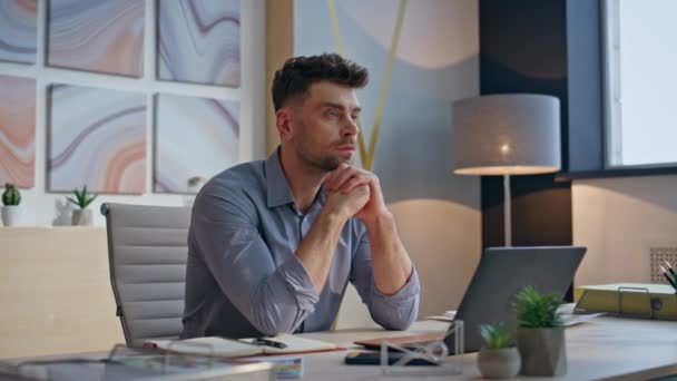 Rahat Adamı Ofis Masasını Kapatıyor Kendine Güveni Tam Bir Acemi — Stok video