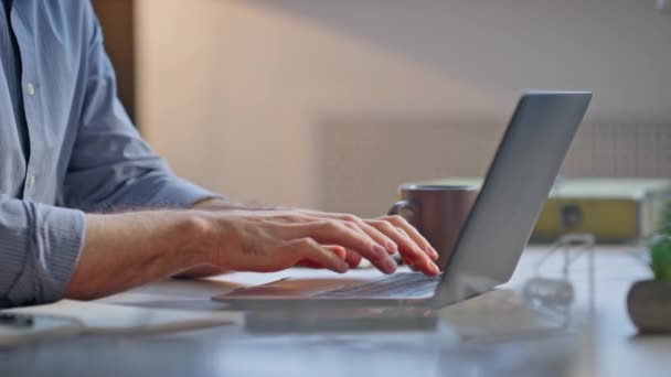 Menedżer Ręce Wpisując Laptop Klawiatury Siedzi Biurko Zbliżenie Zajęty Menedżer — Wideo stockowe