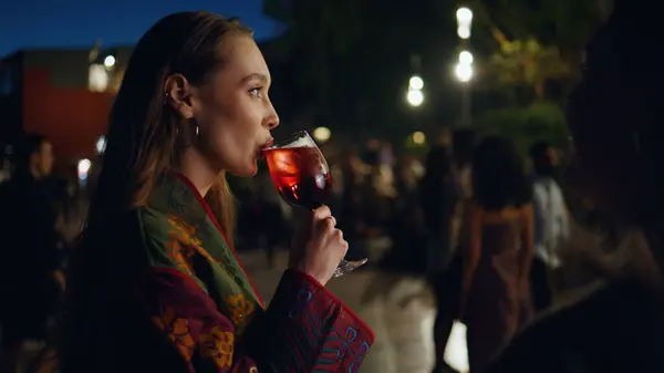Kvinne Som Drikker Cocktail Gatefest Sent Kvelden Carefree Trendy Jente – stockfoto