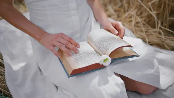 Lady Sormenpäät Koskettaa Kirjan Sivuja Ruispellolla Lähikuva Tunnistamaton Valkoinen Mekko — kuvapankkivalokuva