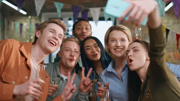Team Macht Selfie Auf Party Zum Firmenjubiläum Aus Nächster Nähe — Stockfoto