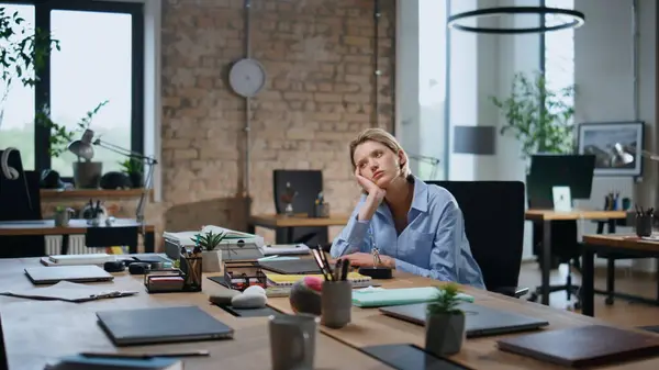 Nainen Työntekijä Tylsistynyt Toimistossa Coworking Tilaa Yksin Lähikuva Väsynyt Liikenainen — kuvapankkivalokuva