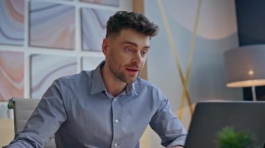 Öfkeli adam, modern ofiste otururken sanal konferans diye bağırıyor. Duygusal mimar video çağrısında proje sorununu açıklıyor. Sinirli adam gergin bir şekilde dizüstü bilgisayardaki kameraya kağıtları gösteriyor. 