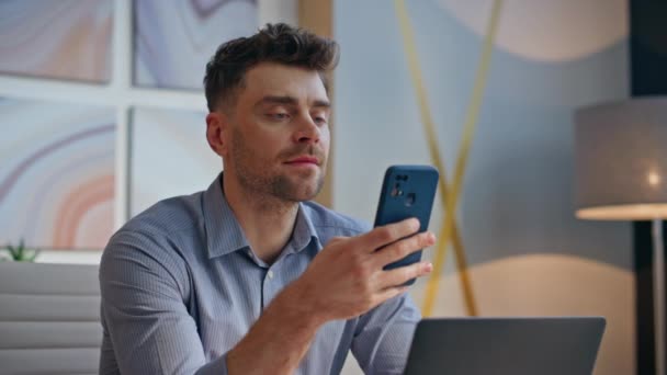Šťastný Kancelářský Pracovník Čtení Smartphone Zprávy Kabinetu Detailní Úspěšný Manažer — Stock video