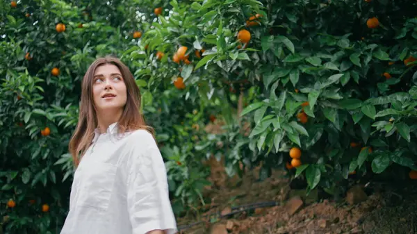 Turist Kvinne Spaserturer Appelsintrær Botanisk Hage Nærbilde Avslappet Ung Dame – stockfoto