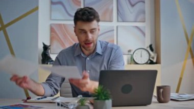 Mad Creator ofis kapanışında bilgisayar tartışması yapıyor. Duygusal iş adamı agresif bir şekilde bilgisayara video fırlatma görüntülerini ajansa veriyor. Gergin yönetim kurulu başkanı astlarını uzaktan azarlıyor. 