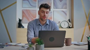 Buro 'da bilgisayar monitörüne bakan çok çalışan bir adam. Tıraşsız adam çözümünü arıyor. Ofiste kendini yorgun hissediyor. Yorgun işadamı sadece kabinede kafa okuma e-postasına dokunuyor