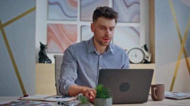 Hayal kırıklığına uğramış bir adam, hafif iş yerindeki iç çekimde tepki veremiyor. Modern ofiste dizüstü bilgisayarda çalışmaktan rahatsız olan adam. Kabinede iş sorunları yaşayan, el kol hareketi yapan çılgın bir ezik.