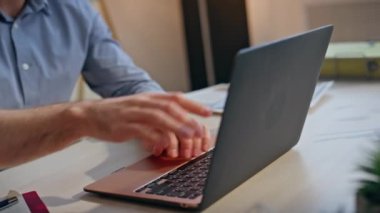 Müdür parmaklarını klavye kapatma bilgisayarına mesaj olarak gönderiyor. Çok çalışan işadamının dizüstü bilgisayarını bitirmesi ajans ofisinde mola vermesi. Modern kabinede başı ağrıyan yorgun bir adam. 