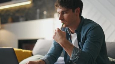 Sevgili eş, laptopta çalışan ciddi kocaya kahve getiriyor. Gülümseyen genç bir kadın kanepe oturma odasında meşgul bir adamın yanında oturuyor. Serbest çalışan adam, neşeli kız arkadaşıyla evde eğleniyor.