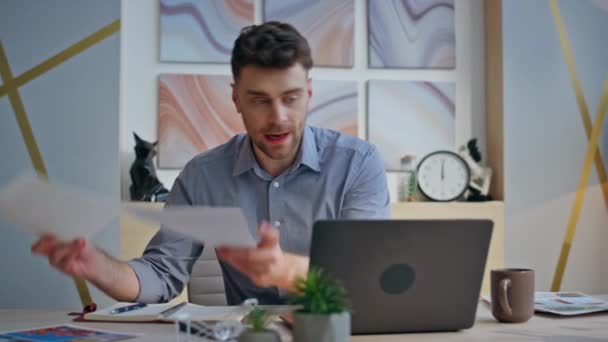 Mad Creator Ofis Kapanışında Bilgisayar Tartışması Yapıyor Duygusal Adamı Agresif — Stok video