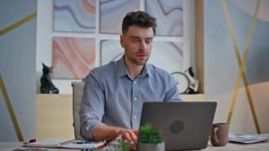 Düşünceli patron bilgisayarda çalışıyor ve modern masa başında fikirler yaratıyor. Başarılı kazanan adam internette bilgisayar kazanma başarısını kutluyor. Mutlu gülümseyen işadamı işyerinde mutluluğu ifade ediyor 