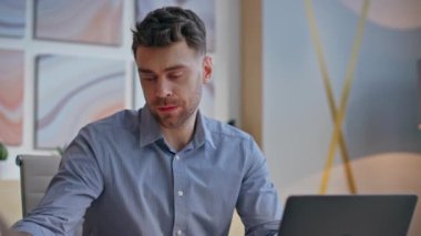 Sadece bilgisayar masasında odaklanmış adam projesine odaklan. Yakın plan. Ciddi somurtkan tasarımcılar iş yerinde fikirler yaratıyor. Ofiste dizüstü bilgisayarla çay yudumlayan düşünceli bir profesyonel.