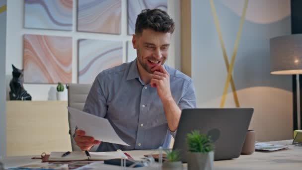 快乐的创作者将笔记本电脑的视频定位为虚拟会议与客户的办公室特写 兴高采烈的商人在网上聊天喝咖啡 微笑的设计师在电脑会议上展示渲染 — 图库视频影像