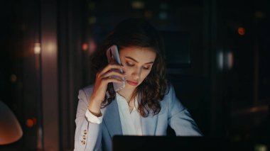 Motivasyonsuz ofis müdürü akşam geç saatlerde ofisi arıyor. Kapatın. Genç, yorgun iş kadını gece iş yerinde telefon görüşmesi yapıyor. Akıllı telefonu olan bitkin kız işi yetiştirme konusunda endişeli.