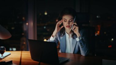 Akşamları ofisin önünde akıllı telefonlardan konuşan bunalmış bir işçi. Gece geç saatlerde laptopun başında çalışan çok çalışan bir iş kadını telefon konuşmasından şikayetçi oldu. Telefonla konuşan hoşnutsuz kız..