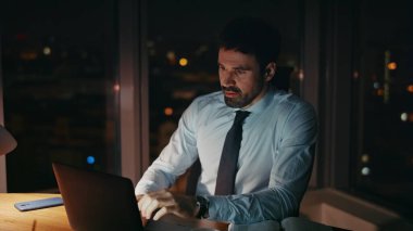 Mutsuz yönetici karanlık ofiste oturup dizüstü bilgisayarı yakından izliyor. Gece geç saatlerde bilgisayar raporlarıyla fazla mesai yapan üzgün bir analist. Endişeli iş adamı, gece yorgun hissettiği iş sorunlarını dert ediyor.